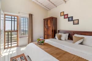 una camera da letto con due letti e una finestra di Lakeview House 7 mins to Bhimtal Lake3BHK2Bath a Bhimtal