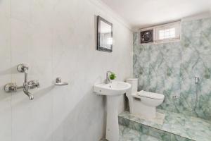 un bagno con lavandino e WC di Lakeview House 7 mins to Bhimtal Lake3BHK2Bath a Bhimtal Altre 11 foto