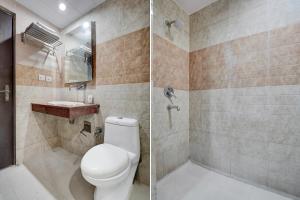 un baño con inodoro y lavabo en Collection O Haridwar Railway Station Formerly Le Central, en Haridwar