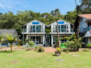 un’immagine di una casa con cortile di Peace Garden Beach Resort a Canacona