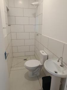 Et badeværelse på Casa recém inaugurada, em condomínio, a 750 m do mar