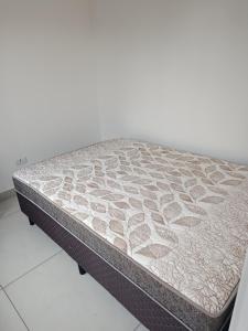 En eller flere senge i et værelse på Casa recém inaugurada, em condomínio, a 750 m do mar + 17 billeder