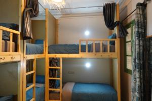 Un pat suprapus sau paturi suprapuse la Freedom Yan Hostel +42 fotografii