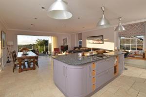 una cucina e un soggiorno con bancone e tavolo di Bedford House a Brentor Altre 16 foto