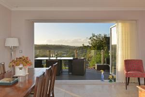 un soggiorno con una grande porta scorrevole in vetro che si apre su un patio di Bedford House a Brentor