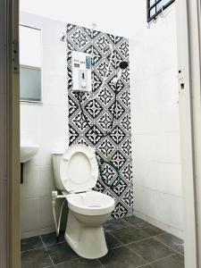 a bathroom with a toilet and a sink at Inap Indah in Kuantan +8 photos