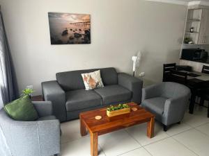 Et opholdsområde på OR Tambo Self Catering Apartments, The Willows