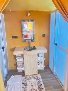 Μια τηλεόραση ή/και κέντρο ψυχαγωγίας στο Andromeda Desert Astro Camp