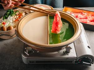 南小国町Kurokawa Mori No Kiki的一锅食物，里面有一块肉。 更多98张照片