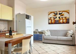 een keuken en woonkamer met een bank en een tafel bij Holihome Vascello B21 in Tortoreto Lido