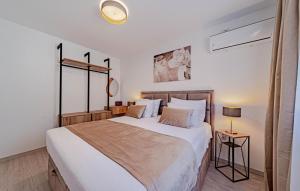 En eller flere senge i et værelse på Villa Antea by Villas Guide + 37 billeder