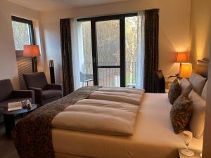 una camera da letto con un letto grande e una grande finestra di Schlossgut Gross Schwansee a Gross Schwansee