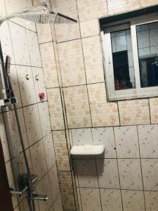 un bagno con wc e finestra di MADO Appartement a Bonamoussadi