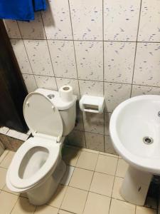 un bagno con un water e un lavandino di MADO Appartement a Bonamoussadi Altre 7 foto