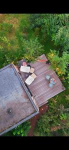 een bovenaanzicht van een houten dek met schoenen erop bij Natuurhuisjes Westerwolde in Bellingwolde