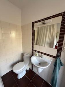 Et badeværelse på Pokoje na Miłosza + 47 billeder