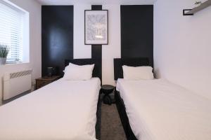 Giường trong phòng chung tại Modern Spacious Apartment, Free Parking, WiFi