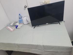 Nadi International AirportShalom Home Stay的白色桌子上配有平面电视