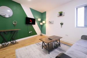 TV/trung tâm giải trí tại Modern Spacious Apartment, Free Parking, WiFi