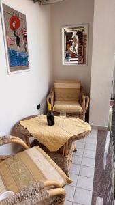 维博瓦伦蒂亚码头BEB Satriani Room的带桌子和椅子的客厅