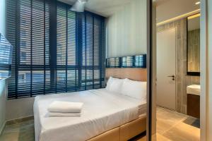 云顶高原Antara Genting by COBNB的一间带大床和大窗户的卧室