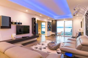 a living room with a couch and a tv at Artemare in Plemmirio