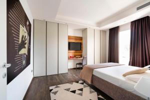 a hotel room with a bed and a desk at Artemare in Plemmirio