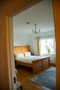 Postel nebo postele na pokoji v ubytování Loop Head Lodge Carrigaholt