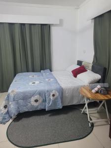 Nadi International AirportShalom Home Stay的一张蓝色的被子和一张椅子放在房间里