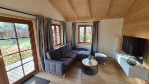 Χώρος καθιστικού στο Ökologisches Holzblock-Ferienhaus Lauterdörfle 150 - Baujahr 2022 - mit gratis AlbCard