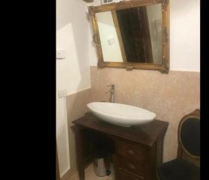 La Cantinetta في سان بيترو في كاريانو: حمام مع حوض أبيض ومرآة +8 صور