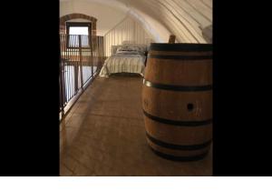 La Cantinetta في سان بيترو في كاريانو: برميل خشبي كبير في غرفة بها سرير