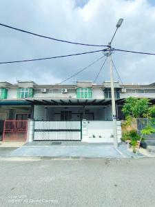 Το κτήριο όπου στεγάζεται  η παραθεριστική κατοικία