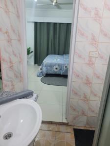 Nadi International AirportShalom Home Stay的房间里有带水槽的浴室和一张床