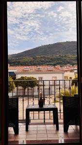 维博瓦伦蒂亚码头BEB Satriani Room的阳台的桌子,享有建筑的景色