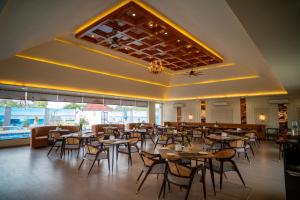 een restaurant met tafels en stoelen in een kamer bij Krishna Resort Pushkar in Pushkar