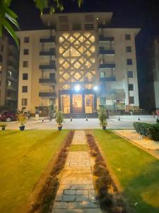 ein Gebäude mit einem Rasen in der Nacht davor in der Unterkunft 2 Bedroom Executive Suite in DHA Phase 8 in Lahore