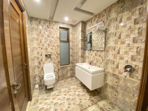 Koupelna v ubytování 2 Bedroom Executive Suite in DHA Phase 8 Near Allama iqbal airport + 6 fotografií