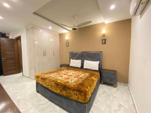 ein Schlafzimmer mit einem Bett in einem Zimmer in der Unterkunft 2 Bedroom Executive Suite in DHA Phase 8 in Lahore