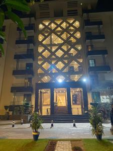 ein Gebäude mit Lichtern an der Vorderseite in der Unterkunft 2 Bedroom Executive Suite in DHA Phase 8 in Lahore
