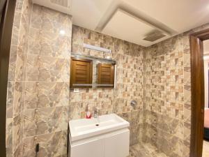 Ένα μπάνιο στο 2 Bedroom Executive Suite in DHA Phase 8 +10 φωτογραφίες