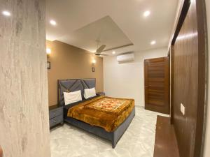 ein Schlafzimmer mit einem Bett in einem Zimmer in der Unterkunft 2 Bedroom Executive Suite in DHA Phase 8 in Lahore