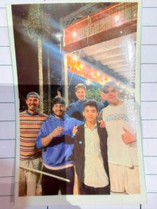 una foto di un gruppo di persone che posano per una foto di Tam Cốc Valley Eco Resort a Ninh Binh