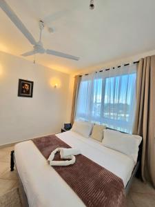 Giường trong phòng chung tại OceanClose 1&2 Bedroom Malindi +14 ảnh