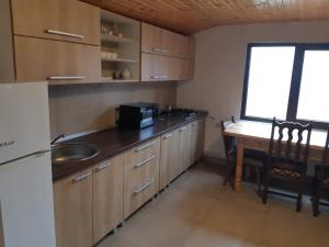 Η κουζίνα ή μικρή κουζίνα στο Cabanuta din Deal +6 φωτογραφίες