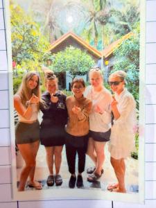 una foto di un gruppo di donne che posano per una foto di Tam Cốc Valley Eco Resort a Ninh Binh