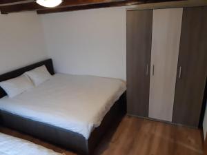 Ένα ή περισσότερα κρεβάτια σε δωμάτιο στο Cabanuta din Deal