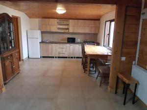 Η κουζίνα ή μικρή κουζίνα στο Cabanuta din Deal