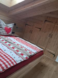 EglfingWinkelfeldhof的小型客房的一张床位,配有木制橱柜 更多43张照片