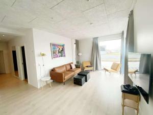 Μια τηλεόραση ή/και κέντρο ψυχαγωγίας στο Modern 4BR Luxury Home with Ocean View & Jacuzzi